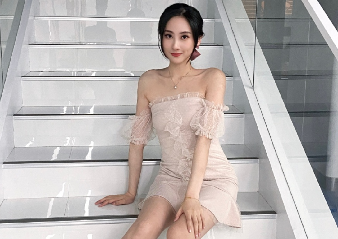 lpl女解说有多"拼"?鼓鼓紧身裙吸睛无数,余霜祭出旗袍杀手锏