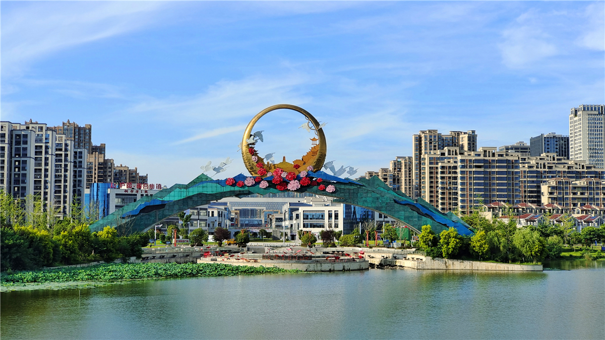 美丽吉安:蓝天白云下的"圆融吉安"城雕雄伟壮观