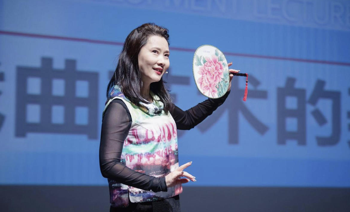 何赛飞穿出了"东方美精髓",大红色暗纹旗袍古典温婉,端庄高贵