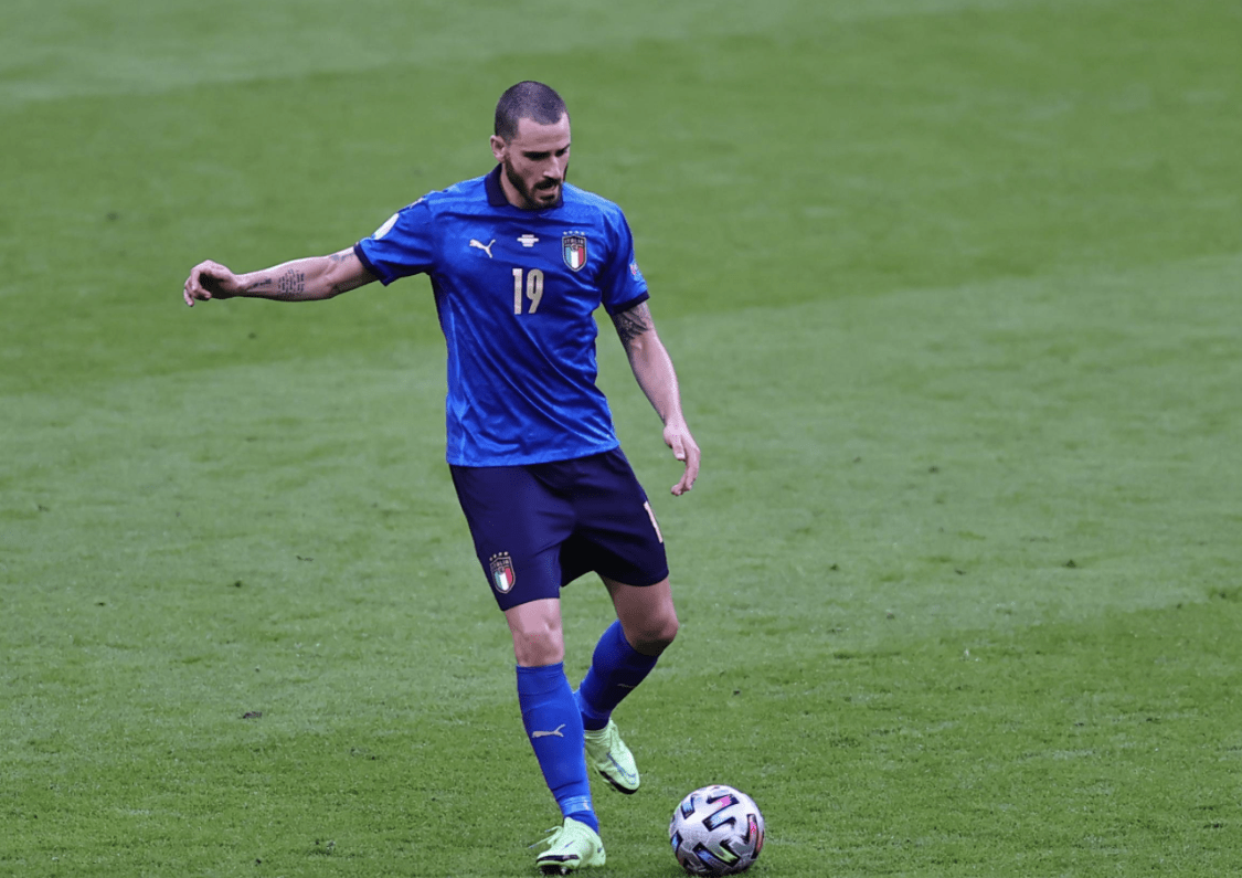 激情四射!博努奇脱掉裤子送给球迷,场边庆祝被保安误认为球迷休闲区蓝鸢梦想 - Www.slyday.coM 激情四射!博努奇脱掉裤子送给球迷,场边庆祝被保安误认为球迷休闲区蓝鸢梦想 - Www.slyday.coM