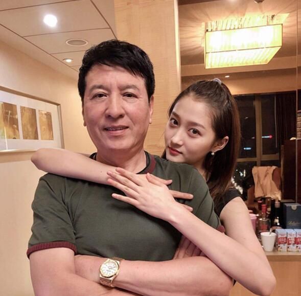 关晓彤晒出自己的豪宅花园里有假山和盆栽一看就是富裕人家了