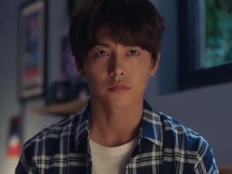 乔悠为李遥包扎伤口李遥却在走神