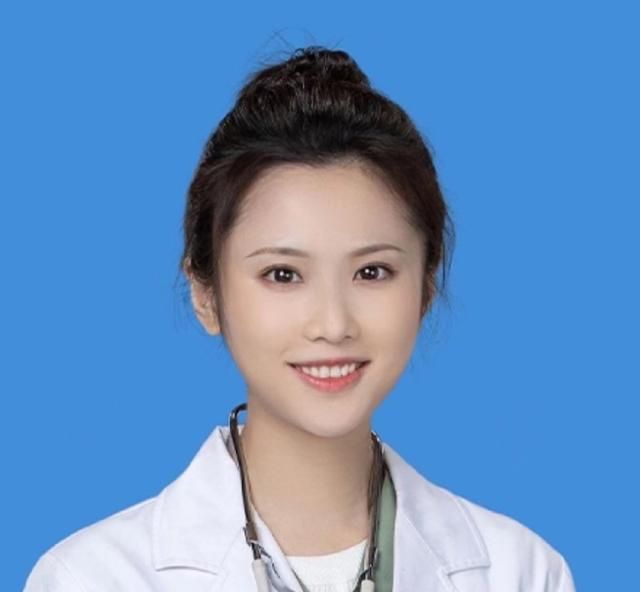 而张慧雯的"天使白"角色照也非常像真实医生的形象照,感觉像是一个