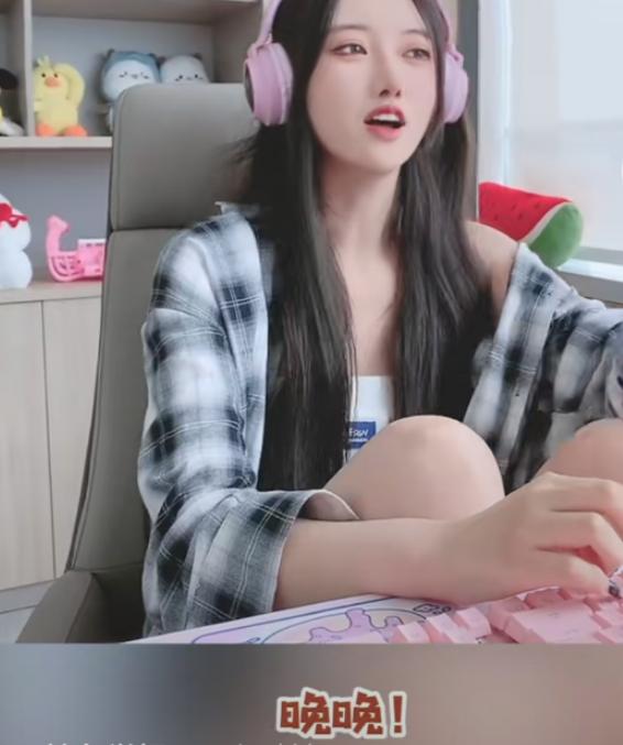 林晚晚早期cos照被闺蜜曝光身材不输腐团儿跟现在判若两人