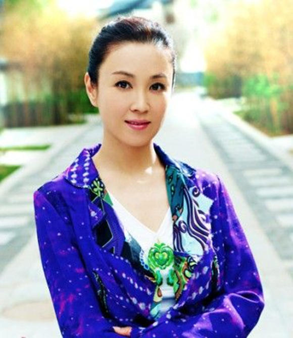 和那些空有美貌却红不了的悲催女星相比,傅艺伟年轻时候是倾国倾城的