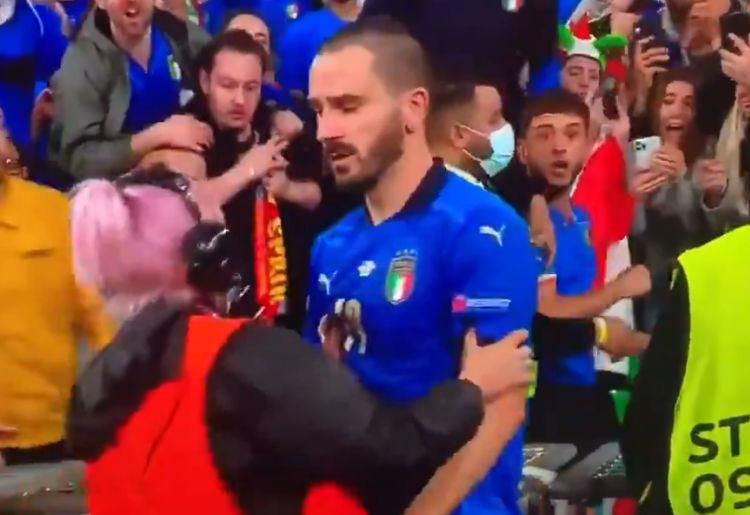 欧洲杯安保神操作!意大利后防核心被误认是球迷:不准庆祝快离开休闲区蓝鸢梦想 - Www.slyday.coM 欧洲杯安保神操作!意大利后防核心被误认是球迷:不准庆祝快离开休闲区蓝鸢梦想 - Www.slyday.coM