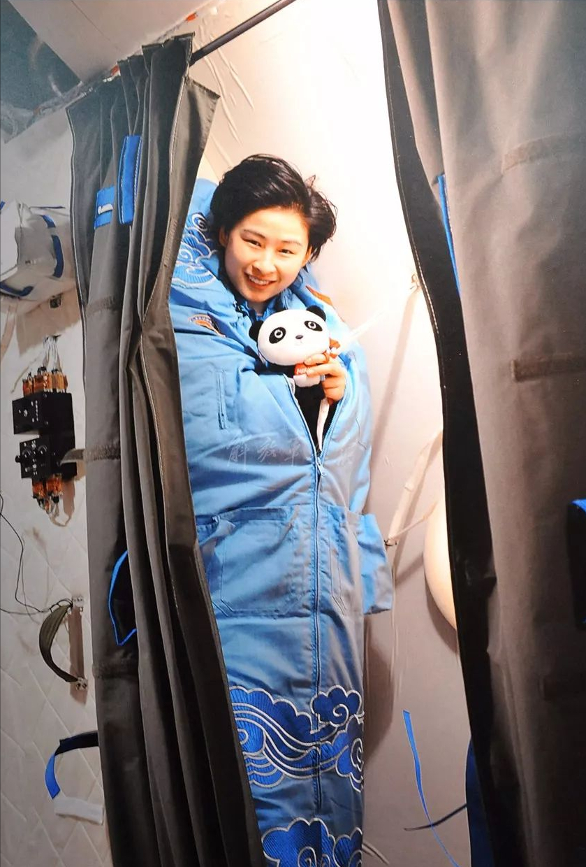 90分钟绕地球一圈一天看16次日出航天员咋睡觉衣食起居如何