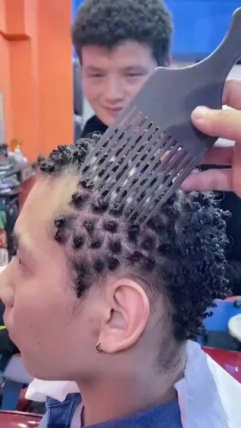 知道黑人为什么弄这发型吗莱看看一款痛并快乐着的烫发男生小卷烫
