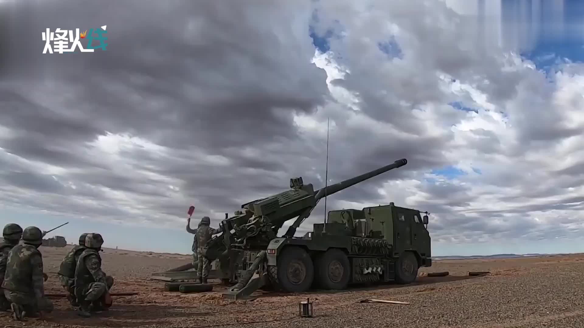 解放军数门155榴弹炮大漠开火 炮弹呼啸直扑靶心!