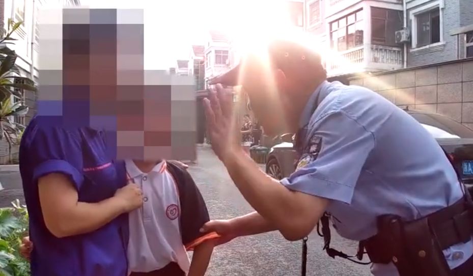 男孩英语考90分被骂离家出走,找到后投入妈妈怀中痛哭:不要怪我休闲区蓝鸢梦想 - Www.slyday.coM 男孩英语考90分被骂离家出走,找到后投入妈妈怀中痛哭:不要怪我休闲区蓝鸢梦想 - Www.slyday.coM