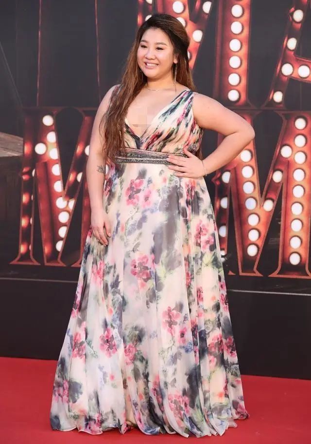 郑少秋女儿胆子真大180斤也敢穿深v碎花裙气质却拿捏得到位