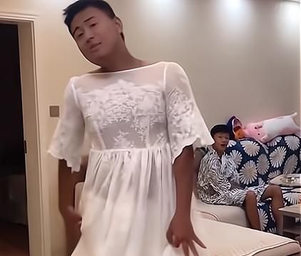 看向自己一脸正经的样子,只是隐约地看到自己的弟弟,看向自己的表情