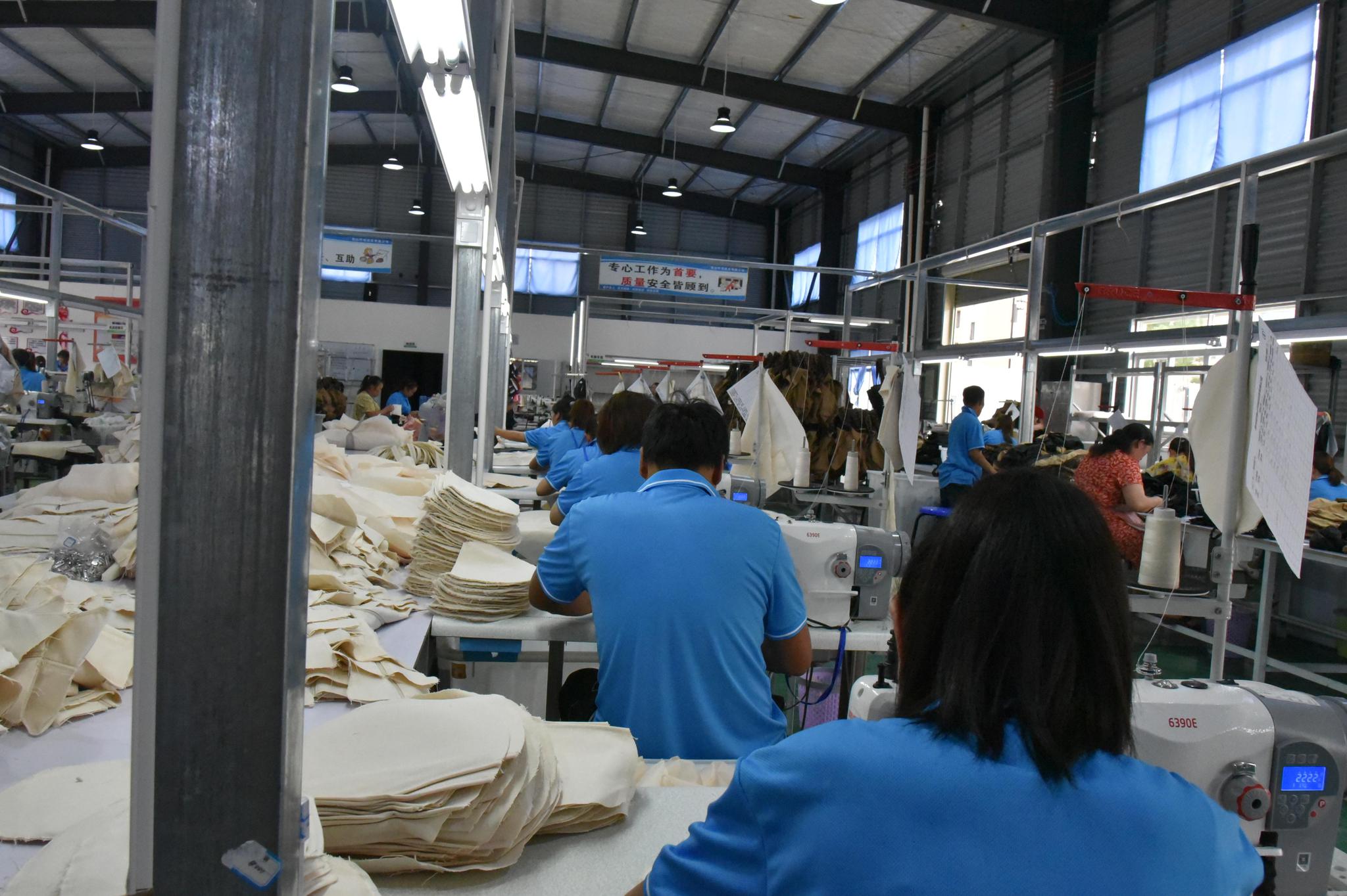 工人在鄢家山社区扶贫车间里生产皮包(新华社记者施钱贵 6月8日摄)