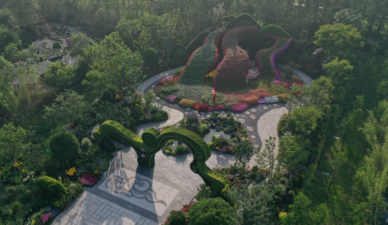 以"云花献端"为设计主题的云南室外展园(央广网发 受访者供图)