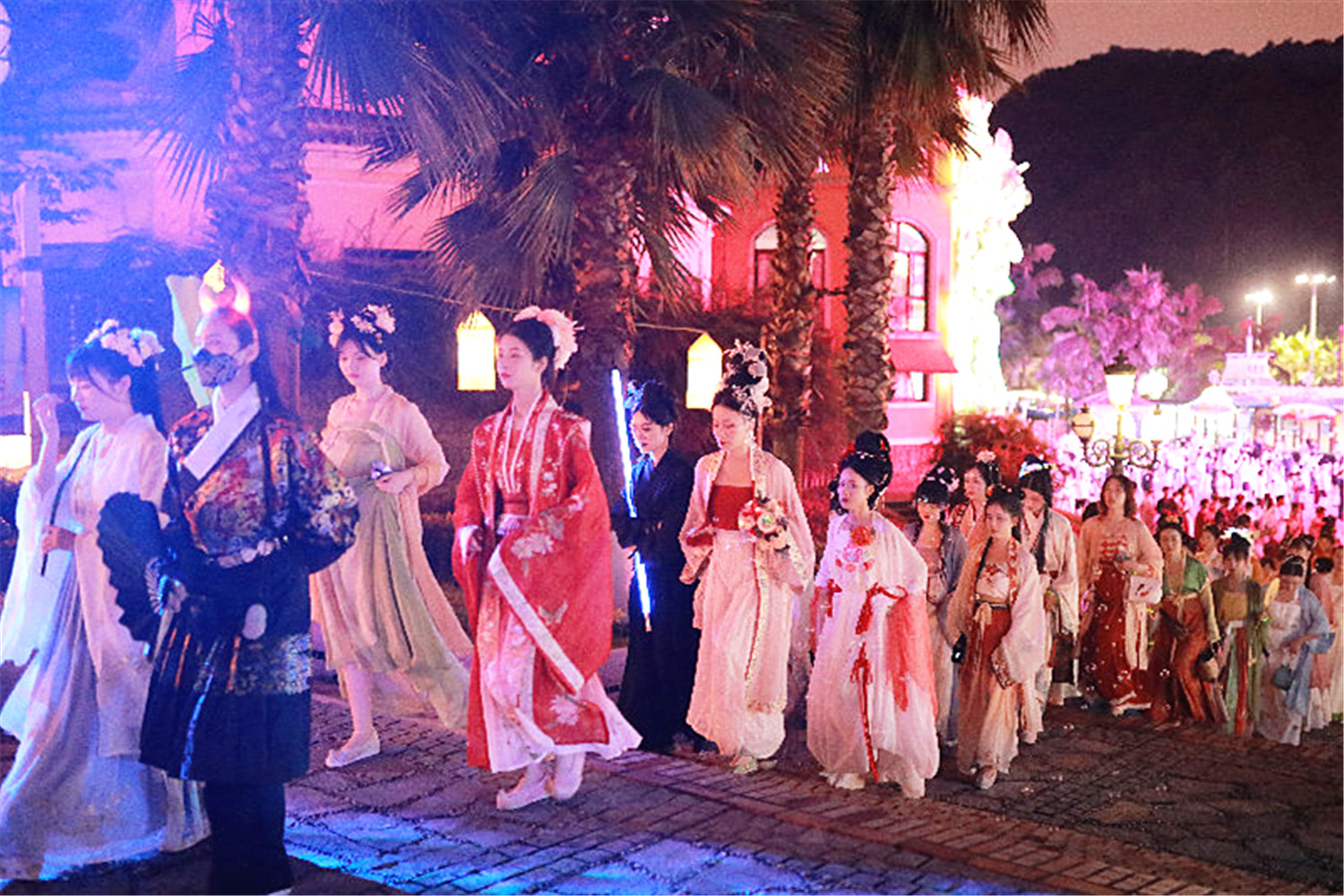 重庆年轻人追捧汉服,数十亿高端消费背后,是传统文化的传承?