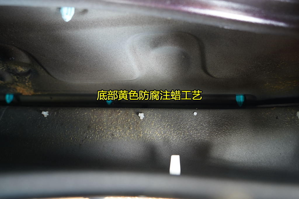 增加了一道加强筋,顶端的金属加强框和底部的防腐注蜡图层依旧