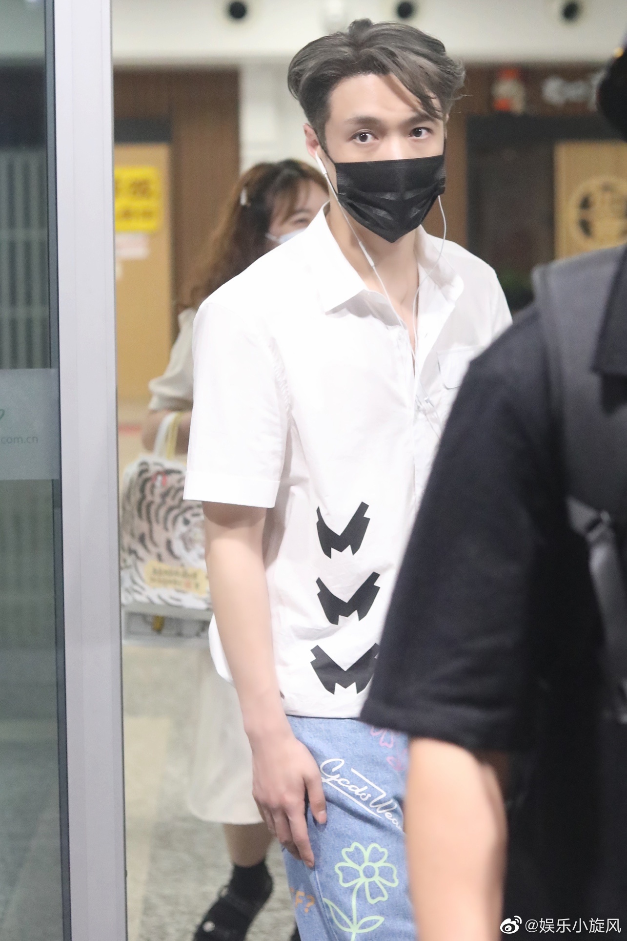 张艺兴路透图来了清爽白衬衫搭配涂鸦风牛仔裤简直不要太爱