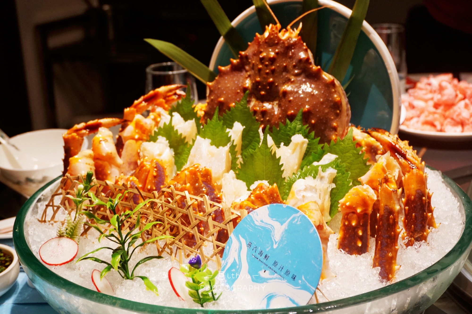 帝王蟹海鲜姿造上桌啦,不但造型美,而且每个蟹钳都已经煎开,蒸好后,只