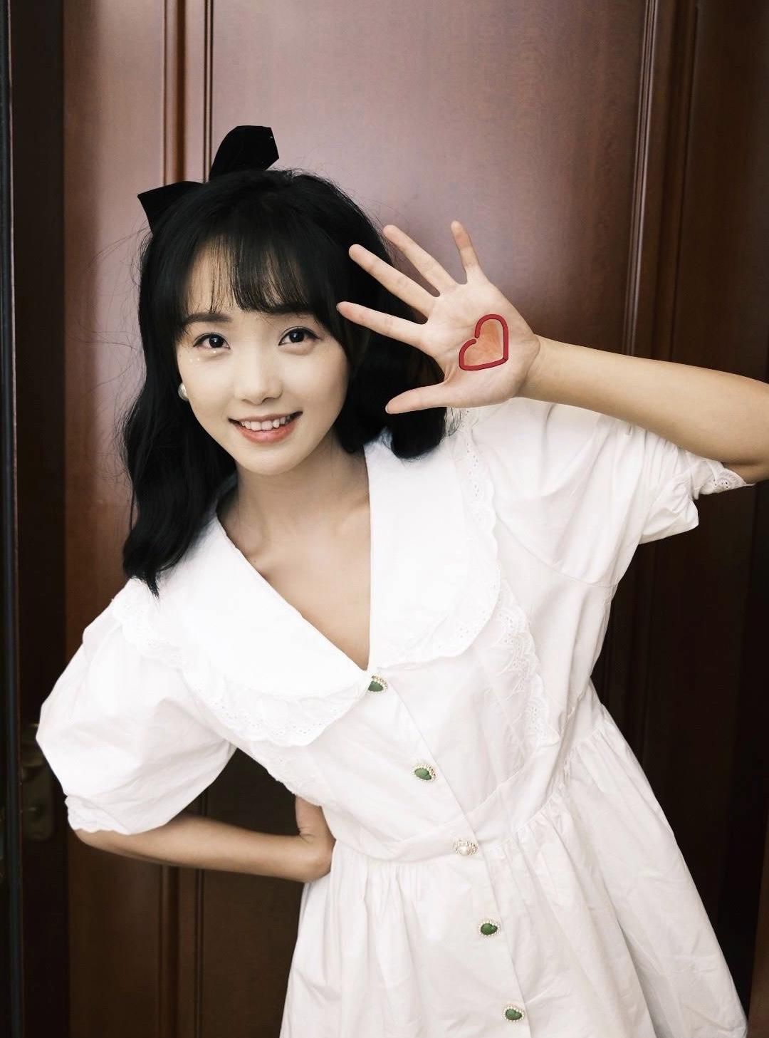 吕小雨生日发照,碎花连衣裙生日眼镜好有特色,是个小公主|珍珠|吕小雨