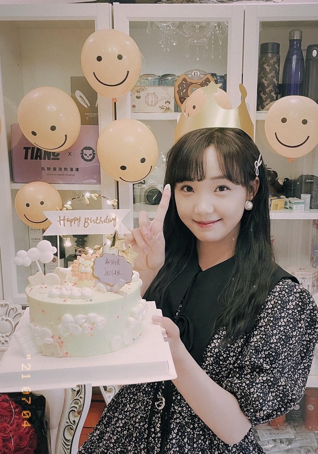 吕小雨生日发照碎花连衣裙生日眼镜好有特色是个小公主