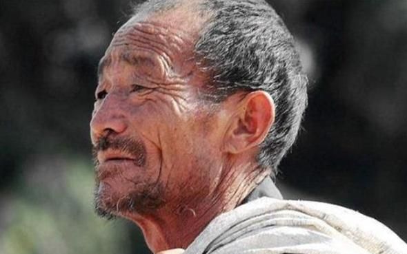 江苏老人吃苦养大俩儿子年老之后无人问津巨额存款烧成灰