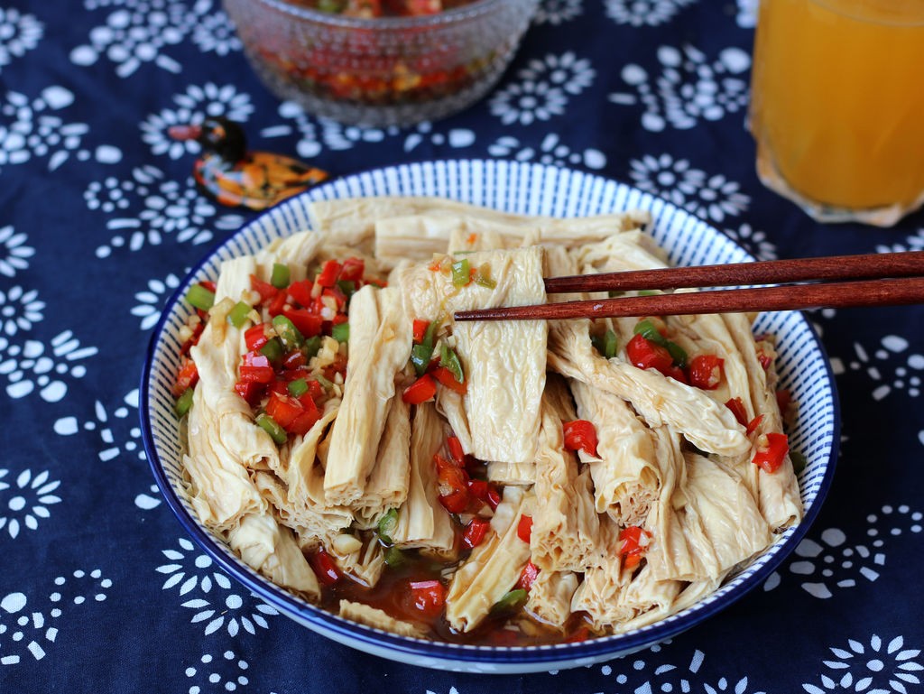 天热没有胃口试试做道家常凉拌腐竹清爽解腻家人都爱吃