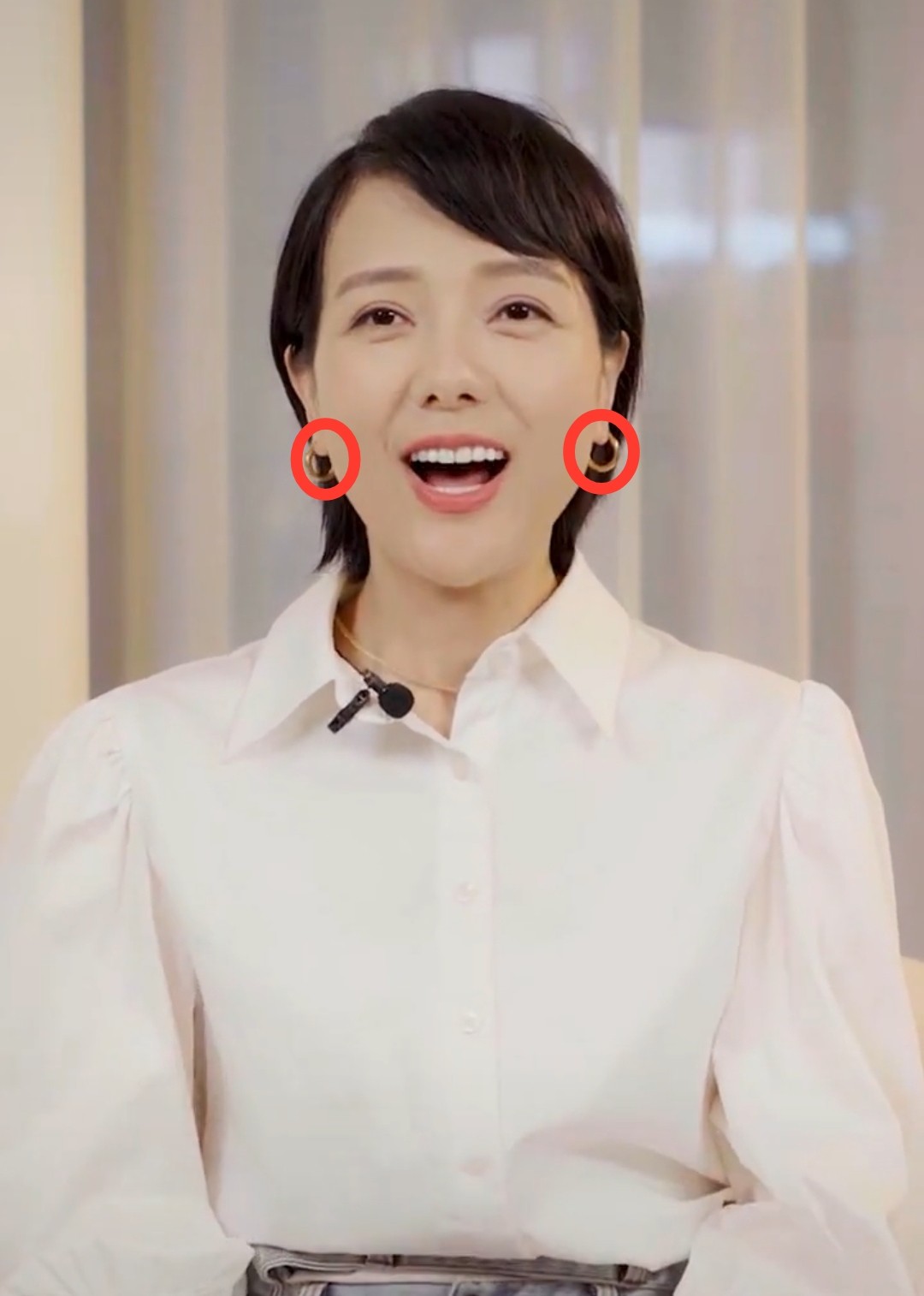 视频中,杨乐乐穿着一件白衬衫,留着短发,利落干练,温柔大方,耳朵上