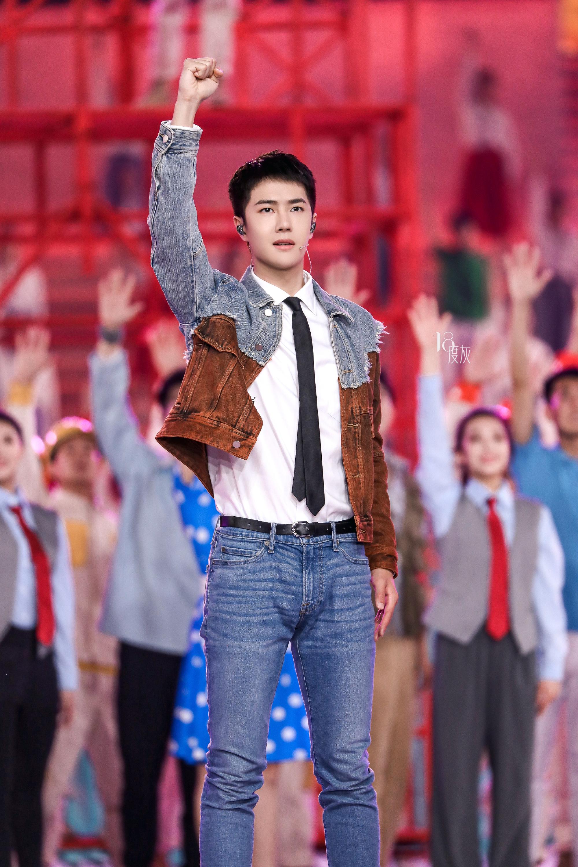 王俊凯王源李易峰后台打扑克,凯源合体,颜值真的好绝