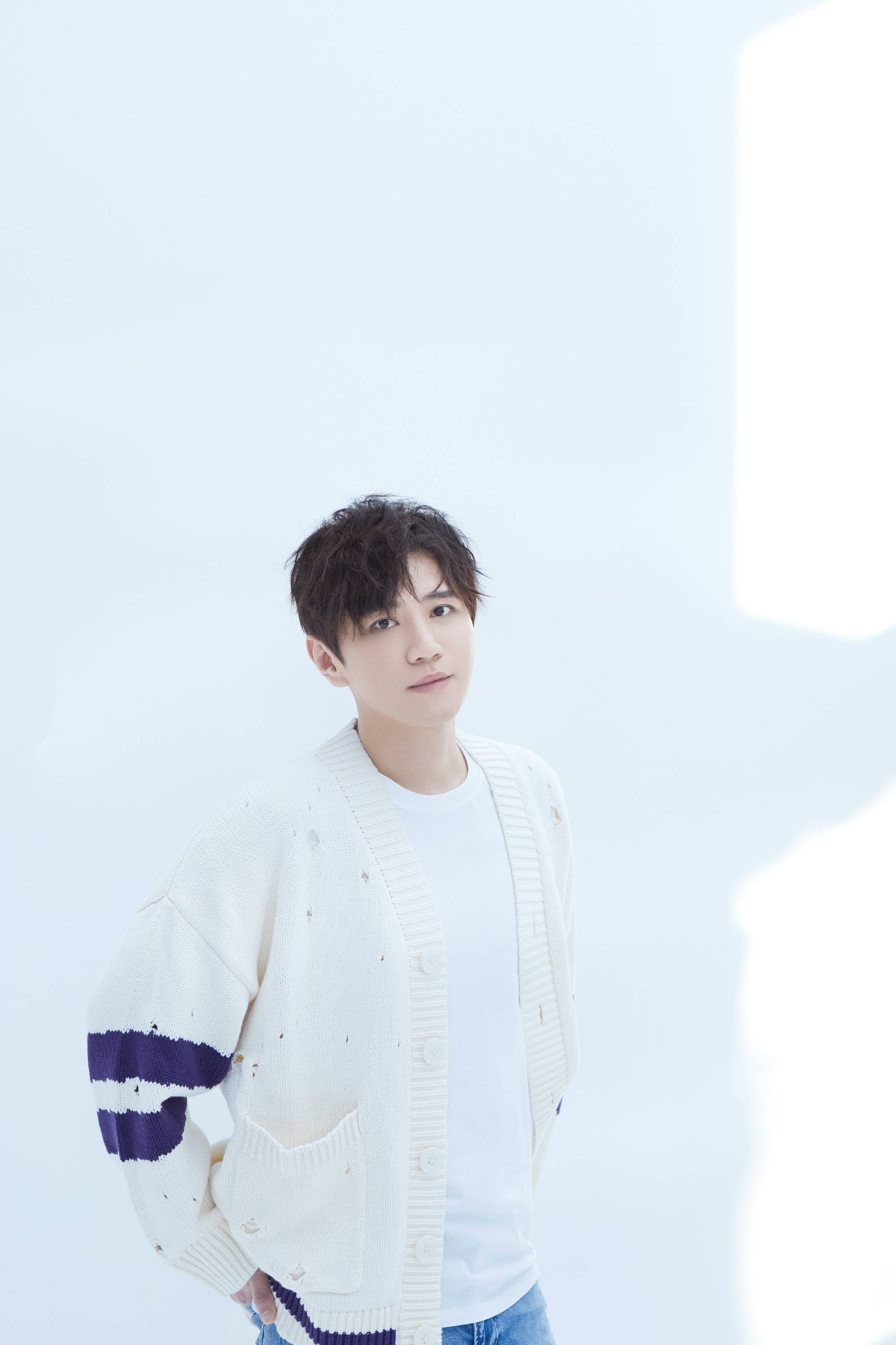 演员杨浩煜最新写真曝光 俊朗暖男与优雅绅士完美切换