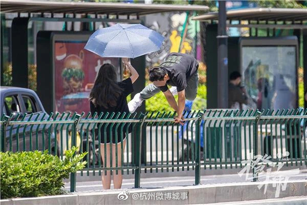 为图方便翻越护栏过马路