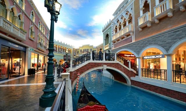 因为这里有和巴黎一样的街道,比如香榭丽舍,凡登广场,酒店门牌都一模