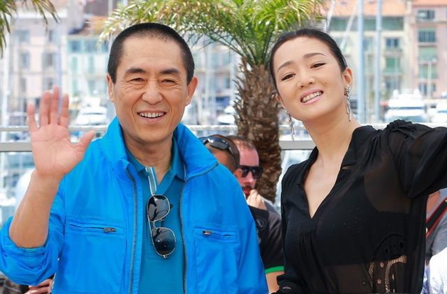 张艺谋小31岁妻子晒近照穿运动内衣大秀身材劈一字马肢体柔软