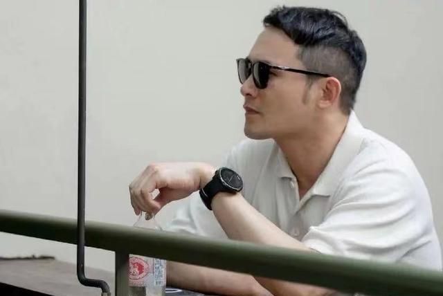 朱先生清空了自己的橱窗,这一点也让网友狂赞,这个舅舅在自己疯狂涨粉