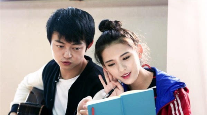 有感情线的也不止他们两个,像佟梦实和宋妍霏之间因为要演情侣,还搞出