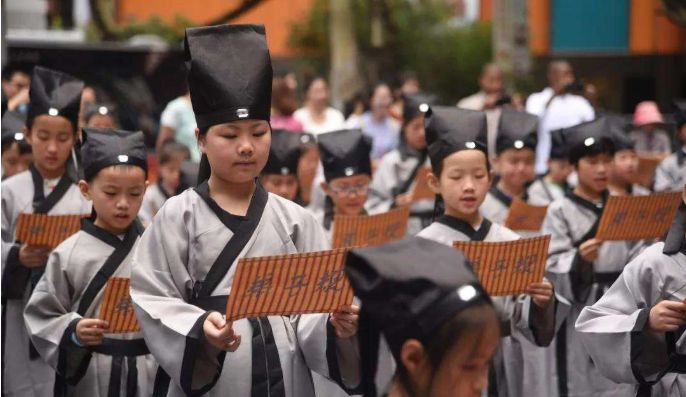 学生怎么也背不下来的古诗词,明星一唱就记住了,老师心情复杂休闲区蓝鸢梦想 - Www.slyday.coM