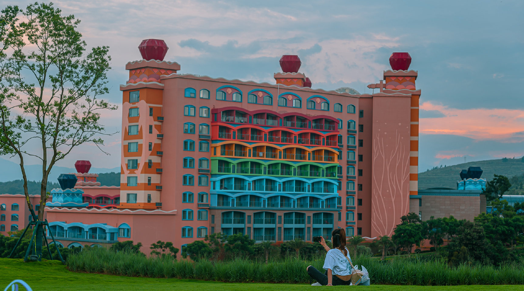 云南澄江市抚仙湖畔,有一家充满着童趣的海豚湾酒店