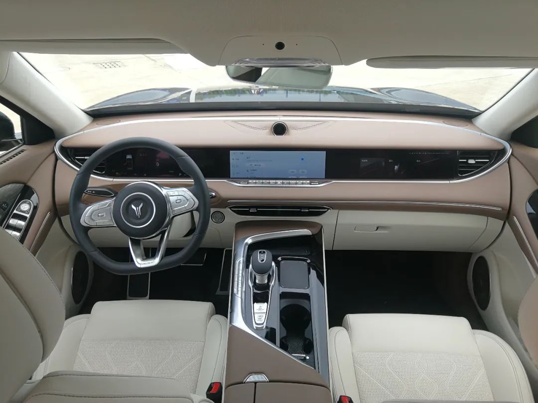 不说该车大就豪华,理想one从外观看也不小,但岚图free体现在其内饰.