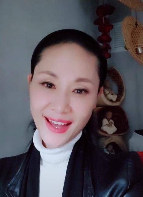 56岁于文华皮肤紧致二婚网恋嫁音乐家23岁女儿颜值高
