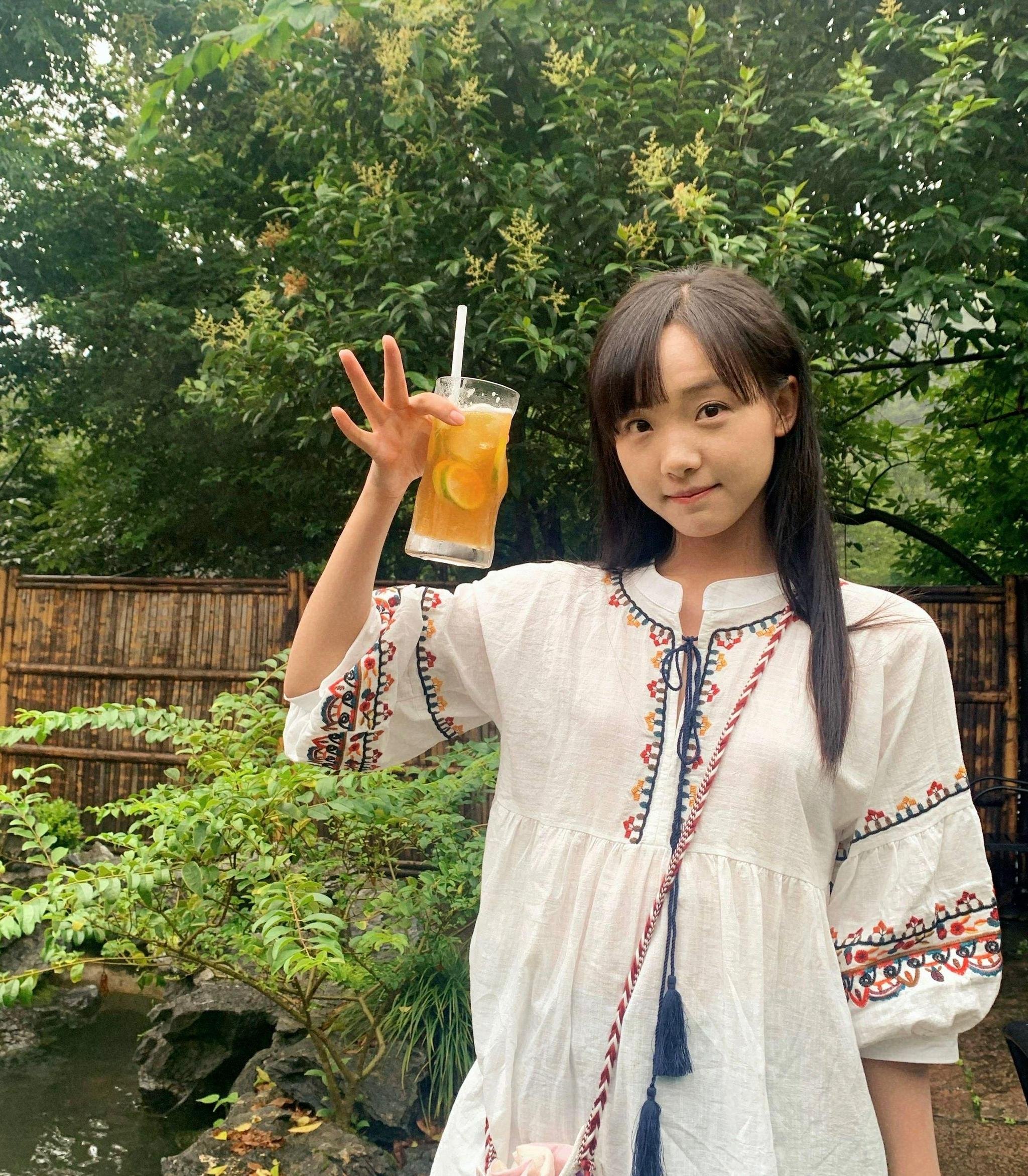 吕小雨生日发照碎花连衣裙生日眼镜好有特色是个小公主