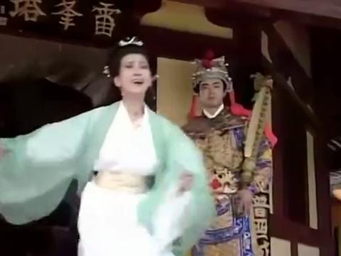 就在白素贞要进雷峰塔时,许仙追来眼睁睁看见白素贞被关押