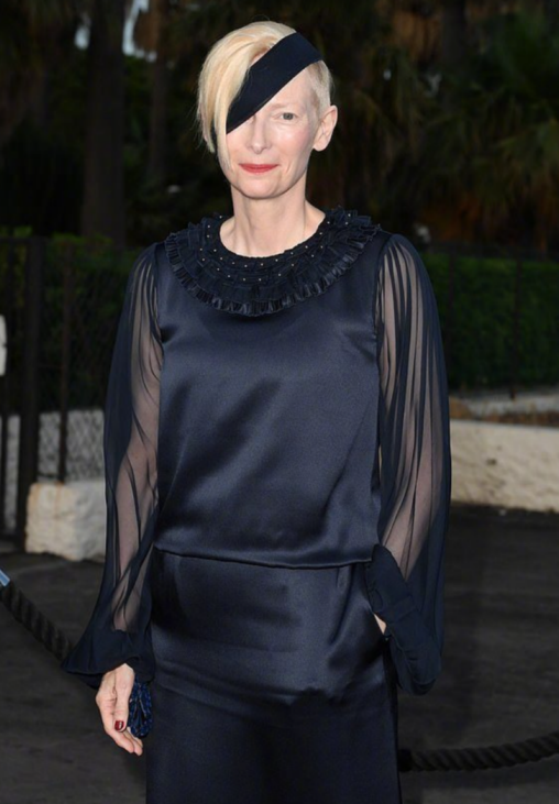 漫威古一戛纳造型吸睛,遮右眼成海盗,网友:以为头上插了把刀