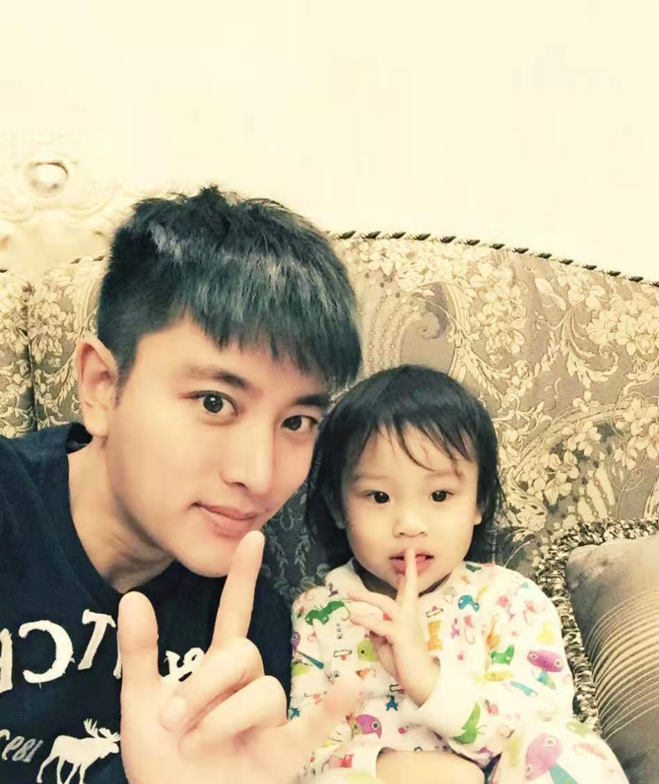 贾乃亮,甜馨同框照曝光,一起逛品牌店,享受快乐父女时光!