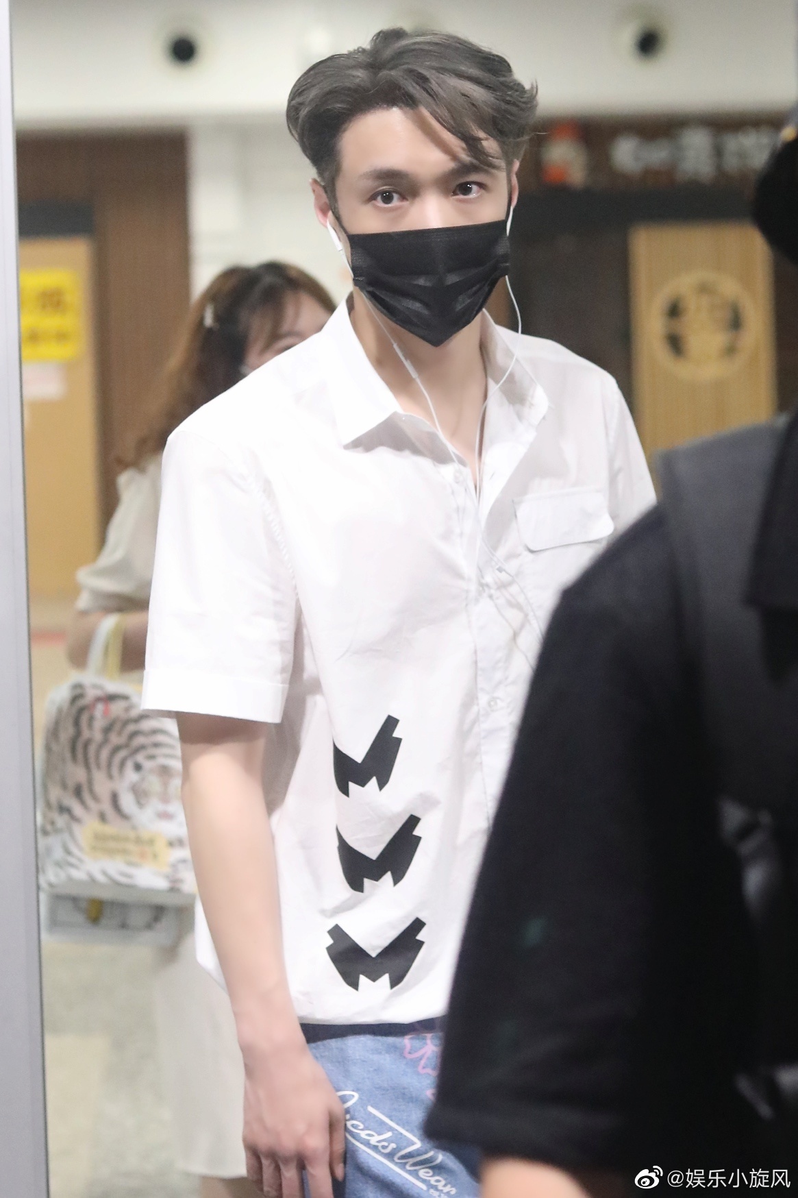 张艺兴路透图来了清爽白衬衫搭配涂鸦风牛仔裤简直不要太爱