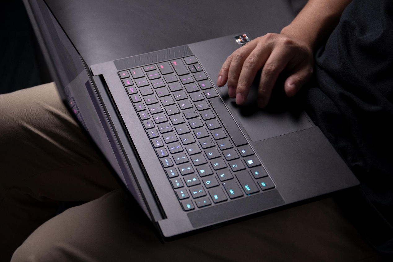 工作站级性能的14英寸游戏本雷蛇灵刃14改变创作方式