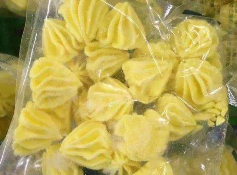 妈妈从女儿眼睛里取出蠕动的活虫,医生称:少接触动物,注意卫生