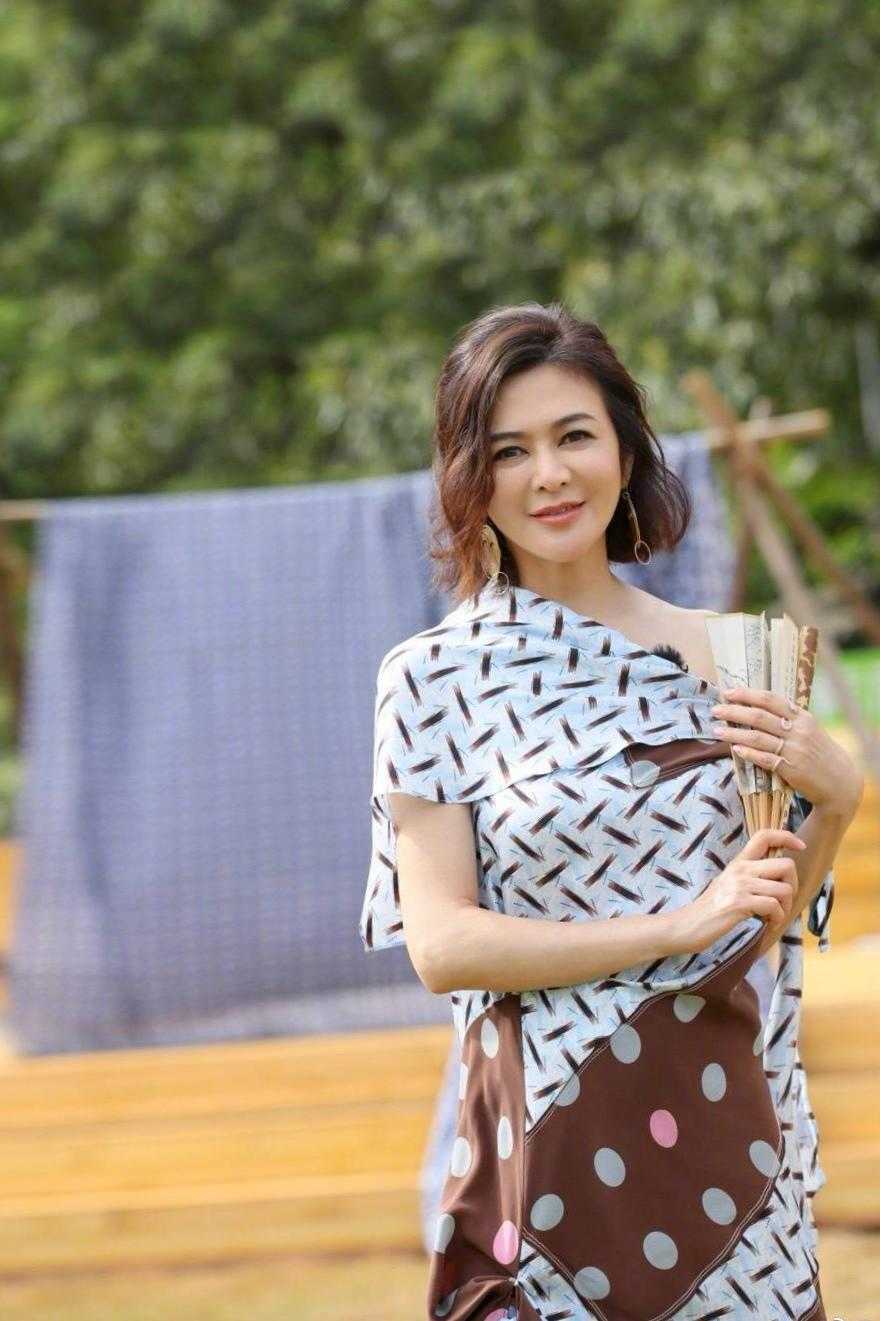 关之琳58岁了状态和气质超好,穿一袭黑色连衣裙亮相,高贵优雅