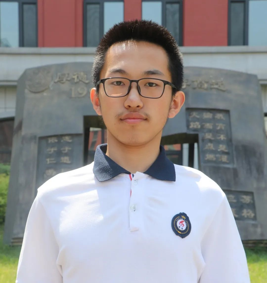 他是哈尔滨德强高中优秀毕业生出分当晚和校领导合影回忆母校