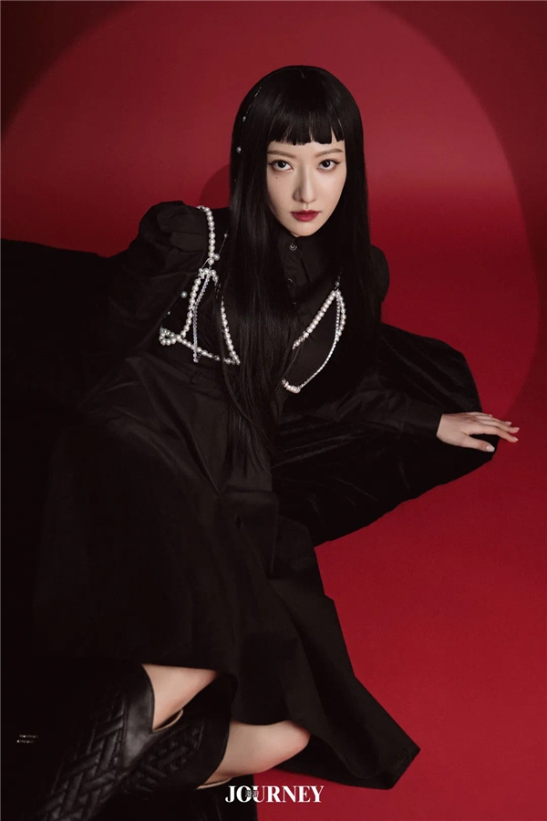 余玥《漫游》杂志大片上线 齐刘海红唇神秘御姐范儿