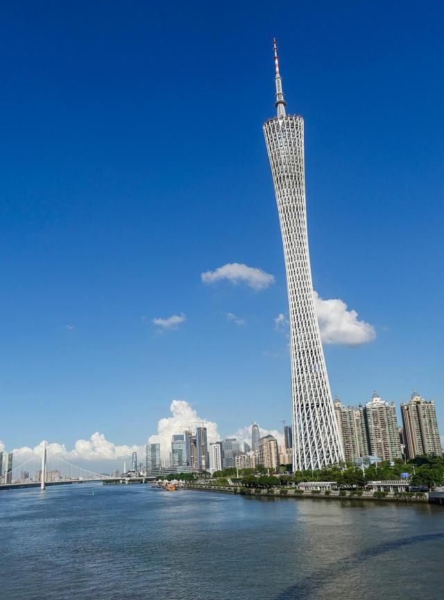 吹着清风,看着蓝天白云以及眼前的高楼大厦,碧波的珠江,傲娇的小蛮腰