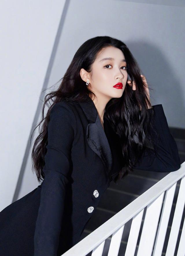 关晓彤这腿像开了特效穿西装大胆挑战下衣失踪咋看咋惊艳